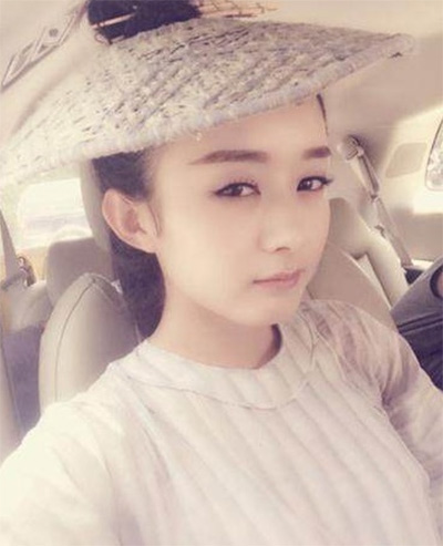 看看女星們花式戴草帽的帽子戲法！